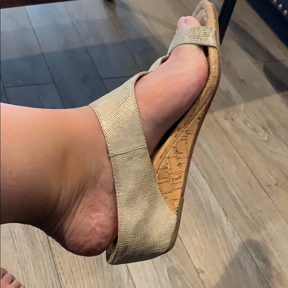 Donald J Pliner Dylan Cork Wedge Sandals - Picture 4 of 5